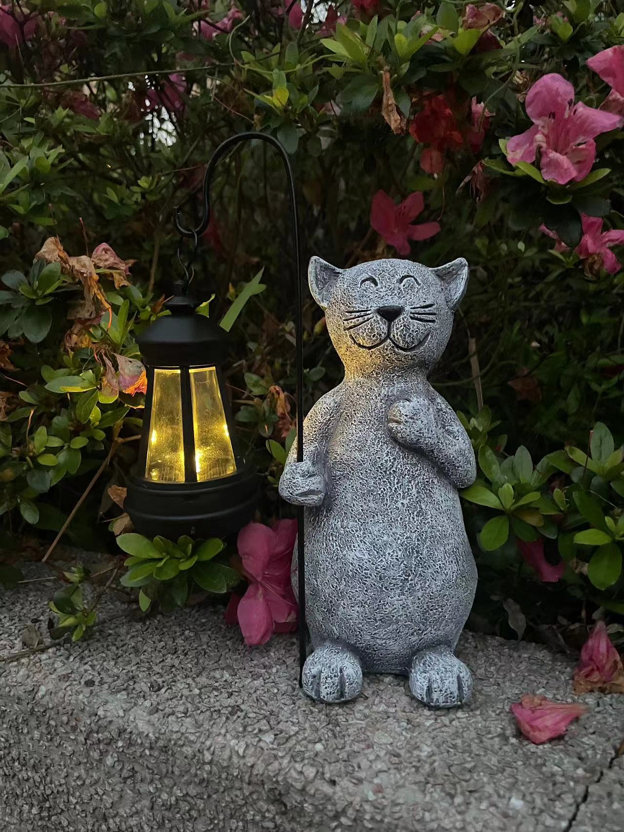 Garden Cat statue made of resin with solar lamp