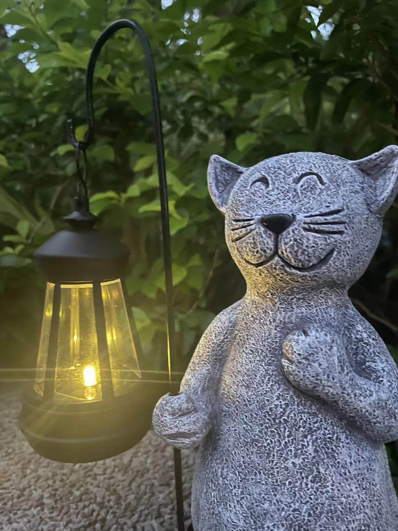 Garden Cat statue made of resin with solar lamp