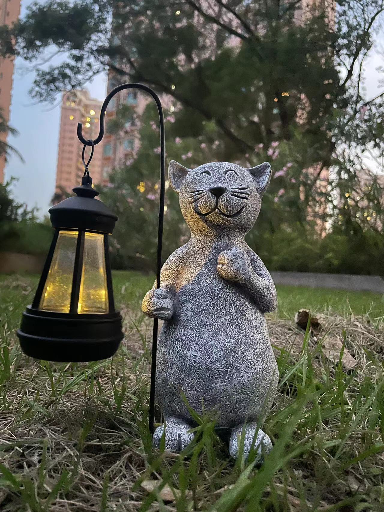 Garden Cat statue made of resin with solar lamp